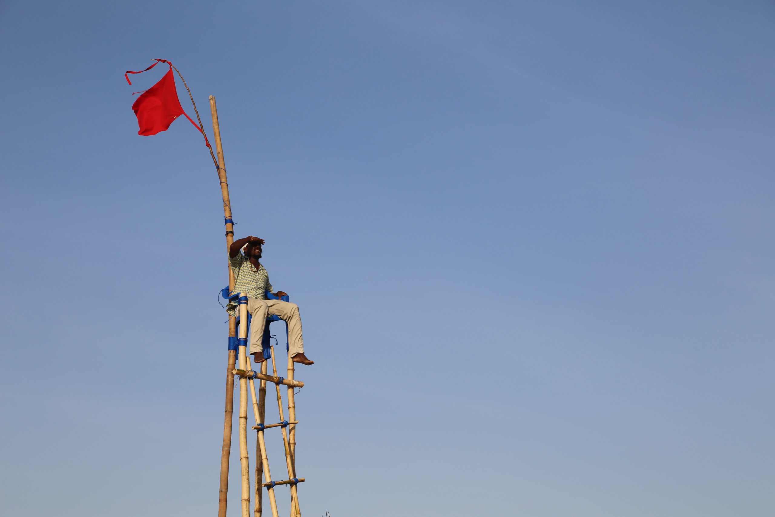 During our stay the students developed some works within the village, giving the possibility to discuss with the inhabitants. As most of the palm trees do not exist anymore due to the strong winds and floods, the Baywatch-tower at the beach gave a new overview of the situation.